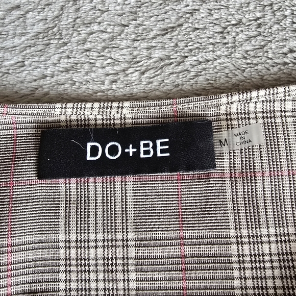 Do+Be Plaid Wrap Top with tiered bell sleeves size medium - Picture 16 of 16